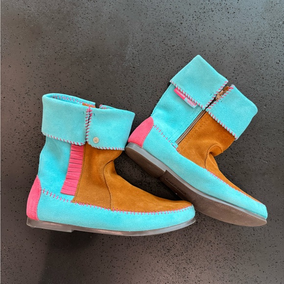 NWOT MINNETONKA X STRANGER THINGS Holly Wheeler Suede Boots Size 8.5 Sold Out - Picture 4 of 7